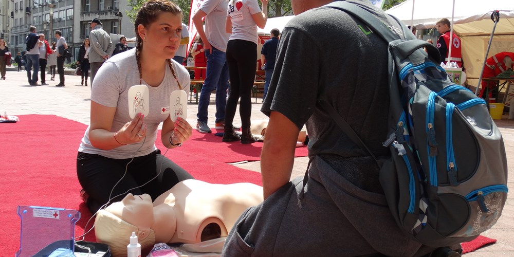 Demonstracija reanimacije AED aparatom