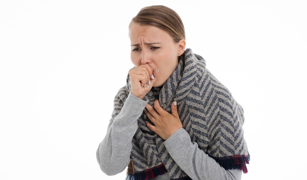 slika prikazuje osobu koja kašlje